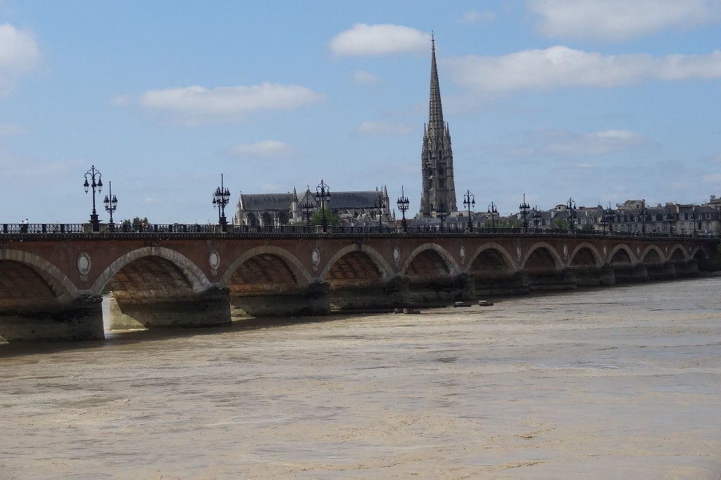 Quel est le nom du fleuve qui traverse Bordeaux ?